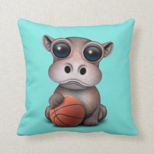 Niedliches Baby-Flusspferd, das mit Basketball Kissen