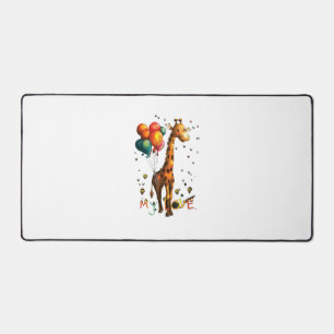 Niedliches Baby Giraffe mit farbenfrohen Balloons Schreibtischunterlage