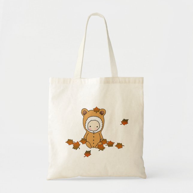 Niedliches Baby im Herbst in Tasche sinkender Blät (Vorne)