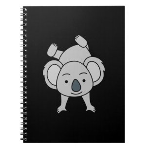 Niedliches Baby Koala mit einem Lächeln auf einem Notizblock