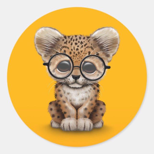 Niedliches Baby Leopard Cub mit Brille auf Gelb Runder Aufkleber (Vorderseite)