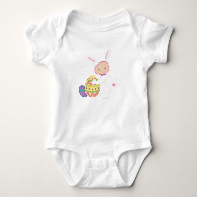 NIEDLICHES BABY MÄDCHEN, DAS ALS OSTERBUNNY AUSGES BABY STRAMPLER (Vorderseite)