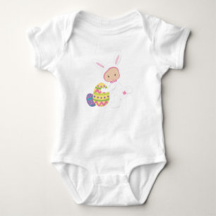 NIEDLICHES BABY MÄDCHEN, DAS ALS OSTERBUNNY AUSGES STRAMPLER