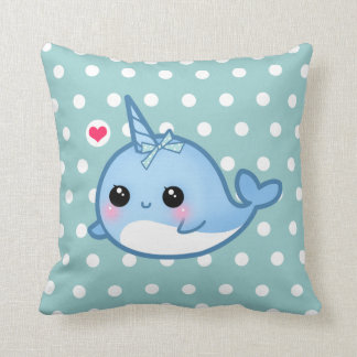 Niedliches Baby narwhal auf Polkapunkten Kissen