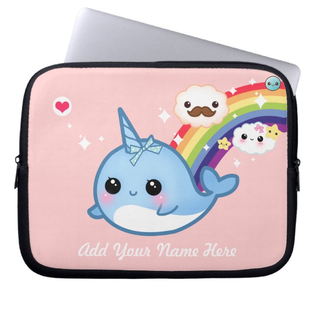 Niedliches Baby narwhal mit Regenbogen und Wolken Laptopschutzhülle (Vorderseite)
