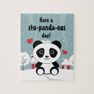 Niedliches Baby Panda im Winterschnee grau
