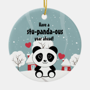 Niedliches Baby Panda im Winterschnee grau Keramik Ornament