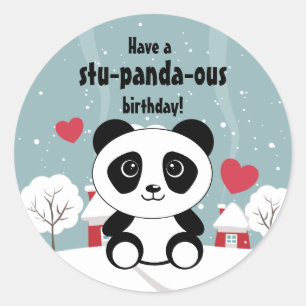 Niedliches Baby Panda im Winterschnee grau Runder Aufkleber