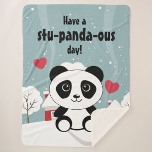 Niedliches Baby Panda im Winterschnee grau Sherpadecke