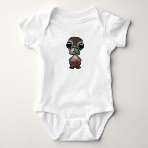 Niedliches Baby Platypus, der mit Basketball Strampler