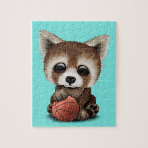 Niedliches Baby-roter Panda, der mit Basketball
