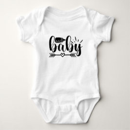 Niedliches Baby Typografisches Herz-Arrow-Flaschen Baby Strampler