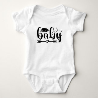 Niedliches Baby Typografisches Herz-Arrow-Flaschen Baby Strampler