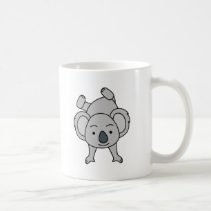 Niedliches Babykoala mit einem Lächeln beim Handst Kaffeetasse