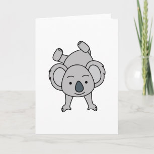 Niedliches Babykoala mit einem Lächeln beim Handst Karte