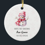 Niedliches Baby's First Christmas Winter Snowman Keramik Ornament<br><div class="desc">Niedliches Baby's First Christmas Winter Snowman Keramik Ornament Feiern Sie Ihre kleine erste Urlaubssaison mit unserem Niedlichen Baby's First Christmas Winter Snowman Keramik Ornament. Dieses bezaubernde Schmuckstück besticht durch ein charmantes Schneemanagement, das sich perfekt zum Gedenken an einen besonderen Meilenstein eignet. Aus hochwertiger Keramik gefertigt, enthält es eine festliche Abbildung...</div>
