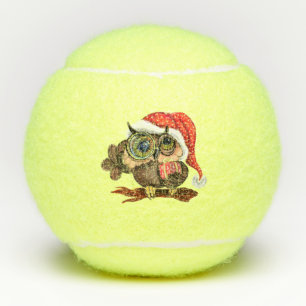 Niedliches Babyschale in Weihnachtshut und Geschen Tennisbälle