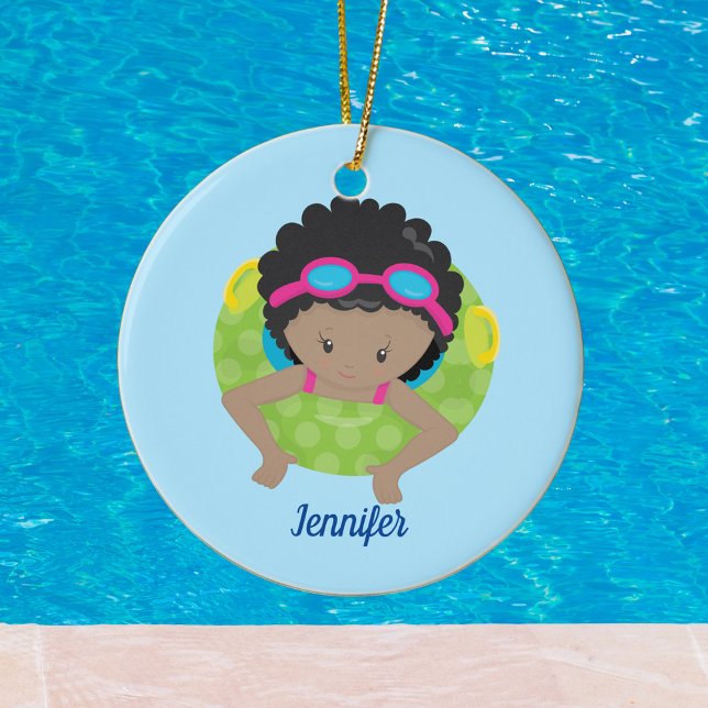 Niedliches benutzerdefiniertes Swim Team Afrikanis Keramik Ornament (Von Creator hochgeladen)