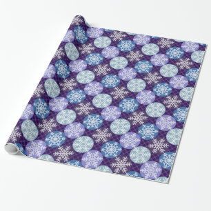 Niedliches Blau und Lila Schneeflocken Weihnachtsm Geschenkpapier