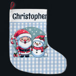 Niedliches Blau und Weiß Gingham Santa und Snowman Großer Weihnachtsstrumpf<br><div class="desc">Niedlicher klassischer Gingham-Strumpf. In einem weißen Band am oberen Rand des Strumpfs ist eine Vorlage in schwarzem Text auf der Vorderseite, um einen Namen und eine Vorlage auf der Rückseite hinzufügen, um Ihre Weihnachtsmeldung. Auf der Vorderseite ist eine niedliche, skurrile Weihnachtsbilderung mit einem fröhlichen Weihnachtsmann, der seinen traditionellen Anzug und...</div>