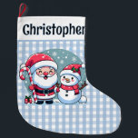Niedliches Blau und Weiß Gingham Santa und Snowman Großer Weihnachtsstrumpf<br><div class="desc">Niedlicher klassischer Gingham-Strumpf. In einem weißen Band am oberen Rand des Strumpfs ist eine Vorlage in schwarzem Text auf der Vorderseite, um einen Namen und eine Vorlage auf der Rückseite hinzufügen, um Ihre Weihnachtsmeldung. Auf der Vorderseite ist eine niedliche, skurrile Weihnachtsbilderung mit einem fröhlichen Weihnachtsmann, der seinen traditionellen Anzug und...</div>