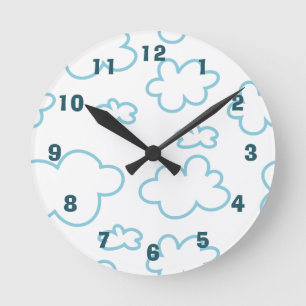 Niedliches Blau- und Weißwolken-Kinderzimmer Runde Wanduhr