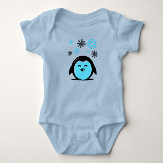 Niedliches blaues Pinguin und Schneeflocken Winter Baby Strampler
