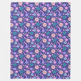 Niedliches Blumenmuster im Lila Hintergrund Fleecedecke