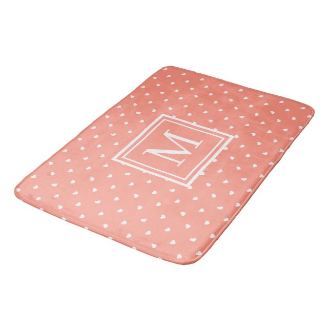 Niedliches Blush Pink & White Polka Dot Herzmuster Badematte (Schrägansicht)