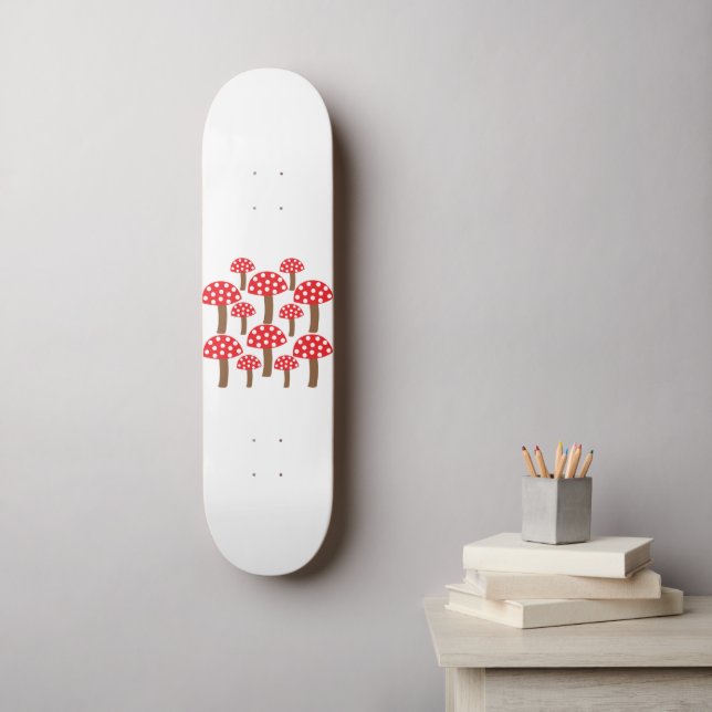 Niedliches botanisches Muster im Roten Pilz Skateboard (Wandkunst)
