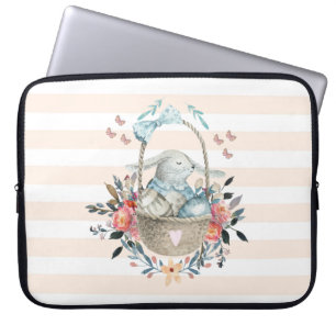Niedliches Bunny in einem Korb mit Eiern und Hübsc Laptopschutzhülle