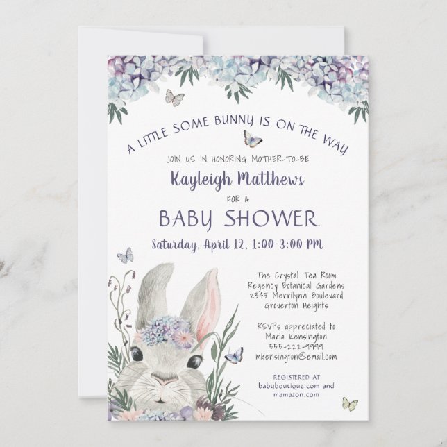 Niedliches Bunny Watercolor Blumendusche Lila Baby Einladung (Vorderseite)