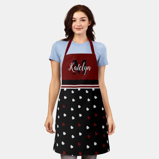 Niedliches Burgundy & Black Hearts Monogramm Name  Schürze (Getragen)