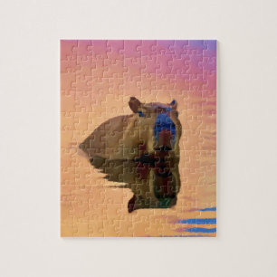 Niedliches Capybara aus einem ruhigen See