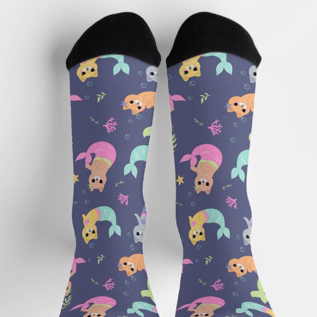Niedliches Cat Mermaids Farbiges Illustrationsmust Socken (Oben)