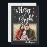Niedliches Chalkboard Brush Schriftart MERRY BRIGH Feiertagskarte<br><div class="desc">Niedliches Chalkboard Brush Schriftart MERRY BRIGHT Foto Holiday Card . Das Design hat Chalkboard Hintergrund und Platz für ein Bild mit MERRY und BRIGHT in Schriftart geschrieben. Schicken Sie diese elegante, einfache Chalkboard-Foto-Urlaubskarte an Ihre Familie und Freunde. Kann vollständig angepasst werden. Für weitere Anpassungen wenden Sie sich bitte an mich...</div>