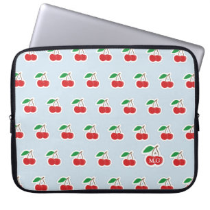 Niedliches Cherry-Muster auf hellblauer Monogramm Laptopschutzhülle
