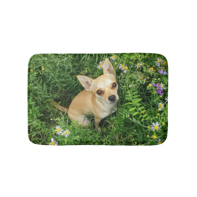Niedliches Chihuahua auf der Graswiese Badematte (Vorderseite)