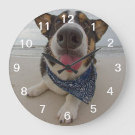 Niedliches Corgi mit Ausblenden der Zunge Große Wanduhr
