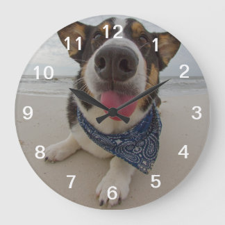 Niedliches Corgi mit Ausblenden der Zunge Große Wanduhr