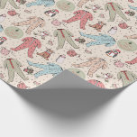 Niedliches Cream Baby's First Christmas Personalis Geschenkpapier<br><div class="desc">Dieses niedliche personalisierte Verpackungspapier für das Erste Weihnachtsfest des Babys zeichnet sich durch ein handgezeichnet Muster aus Babykarosserietücher, bezaubernden Winterfüßern (Pinguin, Rentier, Teddybär), Bikes, Flaschen, Schnuller und Weihnachtsgeschenke aus, die alle auf einem weichen cremefarbenen Hintergrund mit verstreuten niedlichen kleinen Sternen stehen. Personalisieren Sie sich mit Baby's Name, um dieses Packpapier...</div>