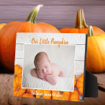 Niedliches Custom Fall Baby Pumpkin Neugeborenes F Fotoplatte<br><div class="desc">Diese wunderschöne,  moderne Erntedank neugeborene Foto-Plakette zeigt ein Foto Ihres süßen neuen Babys unter den Worten Unser kleiner Kürbis in Orange. Dieses hübsche Herbstfoto mit angesagtem Weißholz hinter dem Kürbisgeflecht ist ein elegantes Geburtsgeschenk für Halloween oder Erntedank.</div>