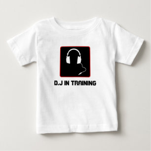 Niedliches D.J im Trainings-Shirt für Kleinkinder Baby T-shirt