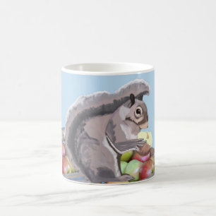 Niedliches Eichhörnchen, das einen Apfel auf einer Kaffeetasse