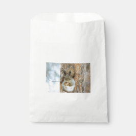 Niedliches Eichhörnchen in der Winterlandschaft Geschenktütchen