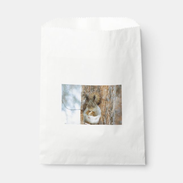 Niedliches Eichhörnchen in der Winterlandschaft Geschenktütchen (Vorderseite)