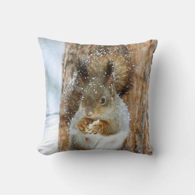 Niedliches Eichhörnchen in der Winterlandschaft Kissen (Vorderseite)