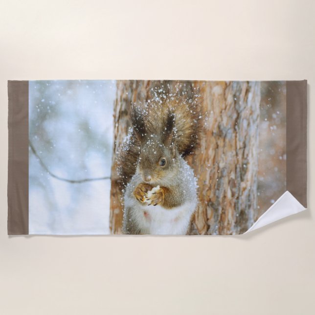 Niedliches Eichhörnchen in der Winterlandschaft Strandtuch (Vorderseite)