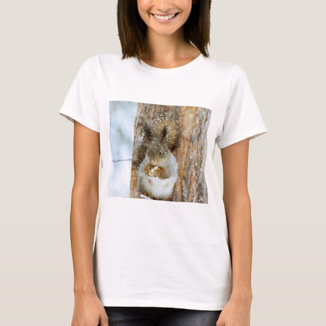 Niedliches Eichhörnchen in der Winterlandschaft T-Shirt (Vorderseite)