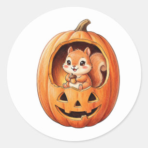 Niedliches Eichhörnchen in einem Halloween-Kürbis Runder Aufkleber